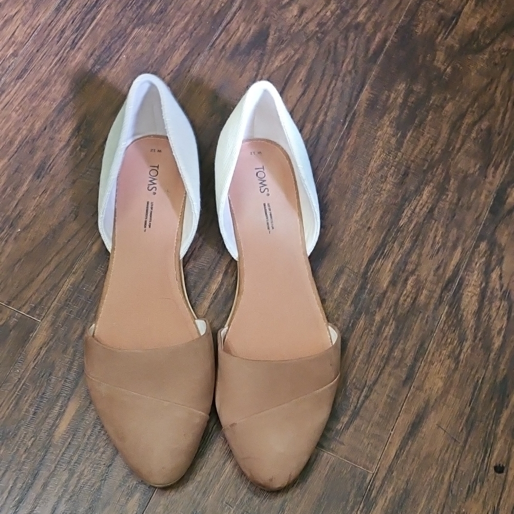 Toms Tan and White Flats with Side Cut-Out Design Size